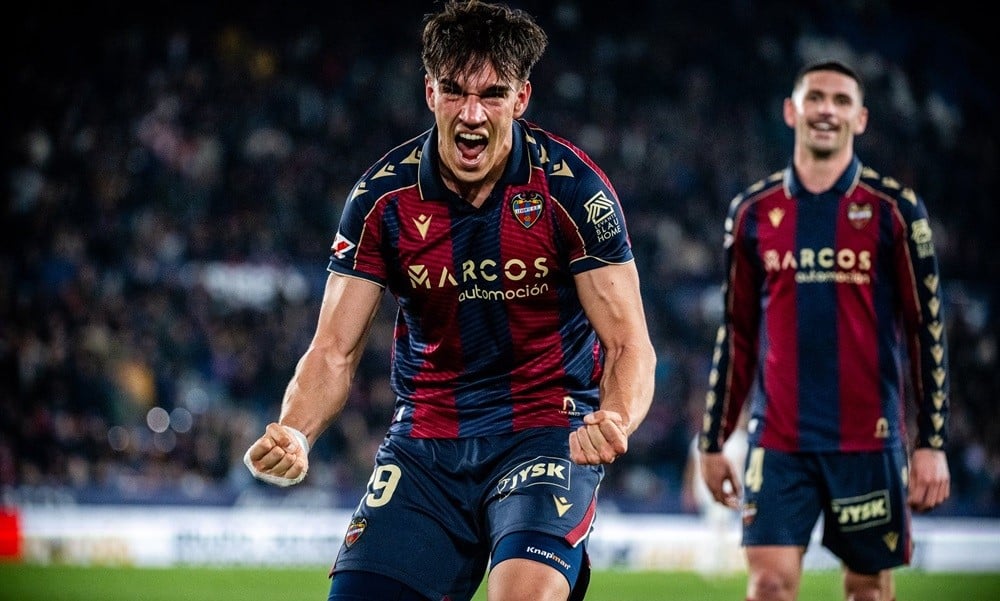 Everton hold talks to sign 6ft 5in Levante striker Carlos Espi with 13 goals