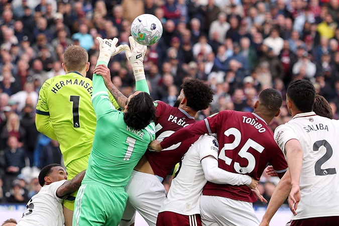West Ham Left Fuming: Controversial Disallowed Goal Denies Late Equalizer Against Arsenal