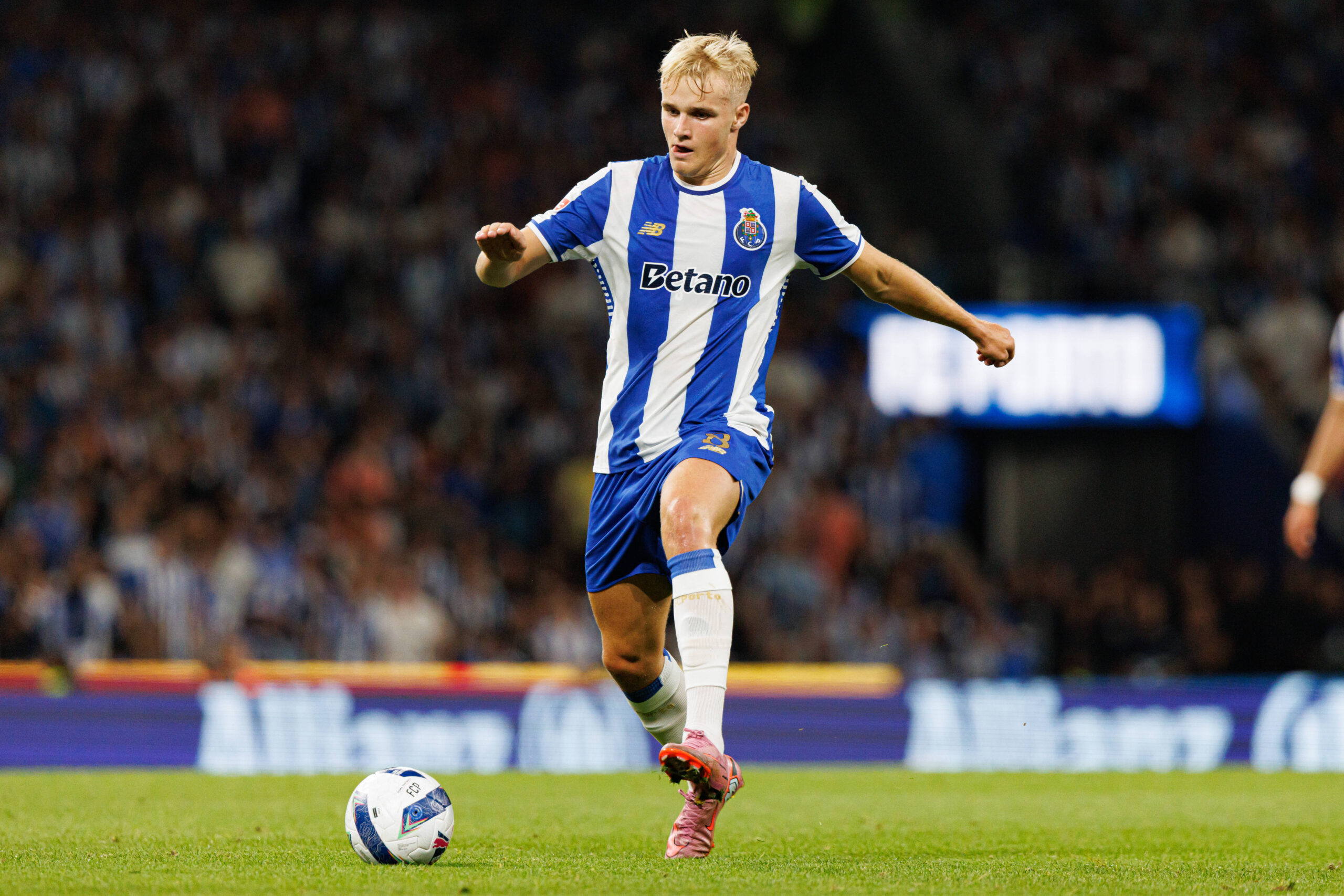 Arsenal and Liverpool Set for Transfer Battle Over Porto Midfielder Victor Froholdt