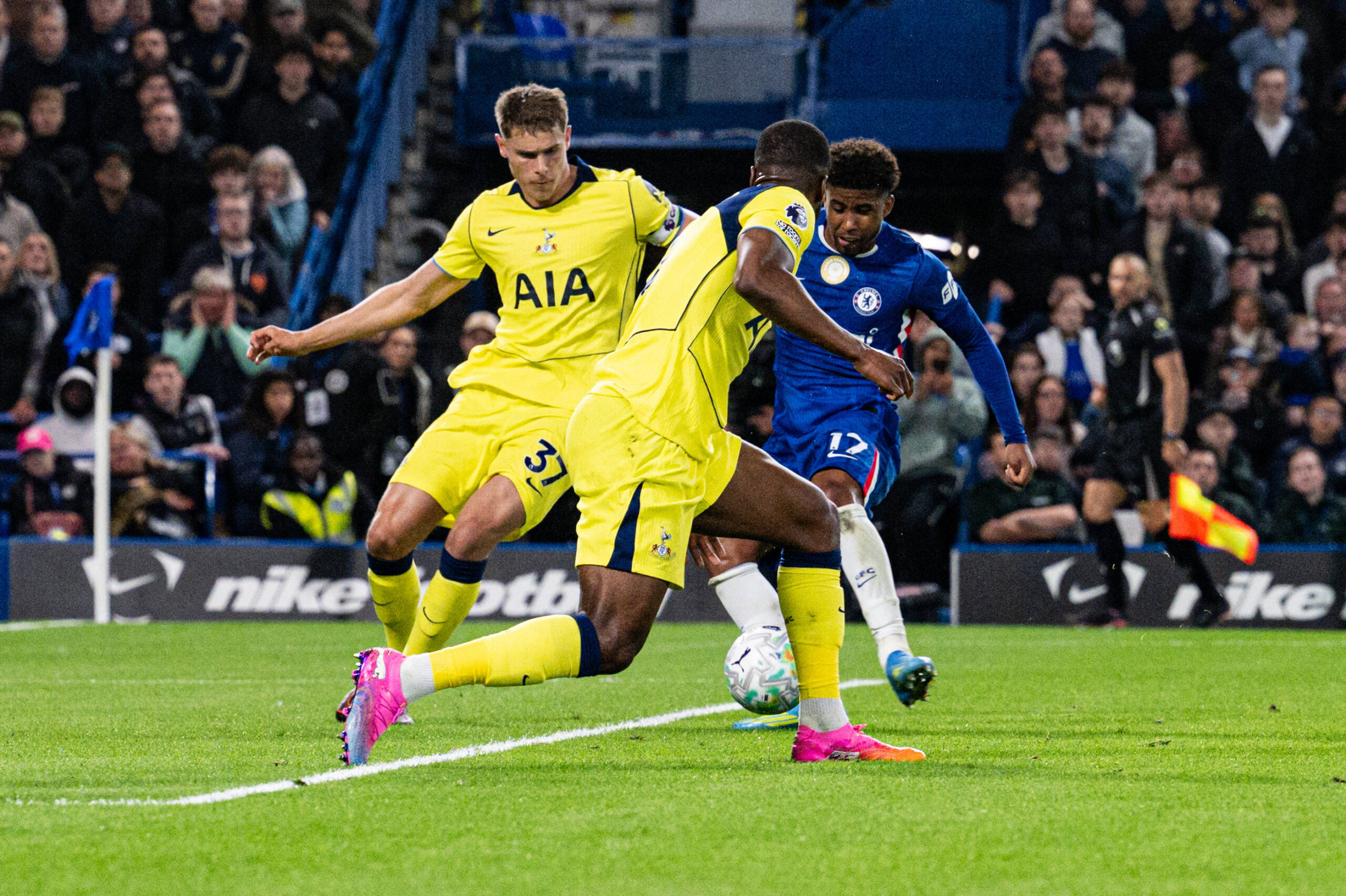 Chelsea Triumph 2-1 Over Tottenham: Fernandez Shines in London Derby Thriller