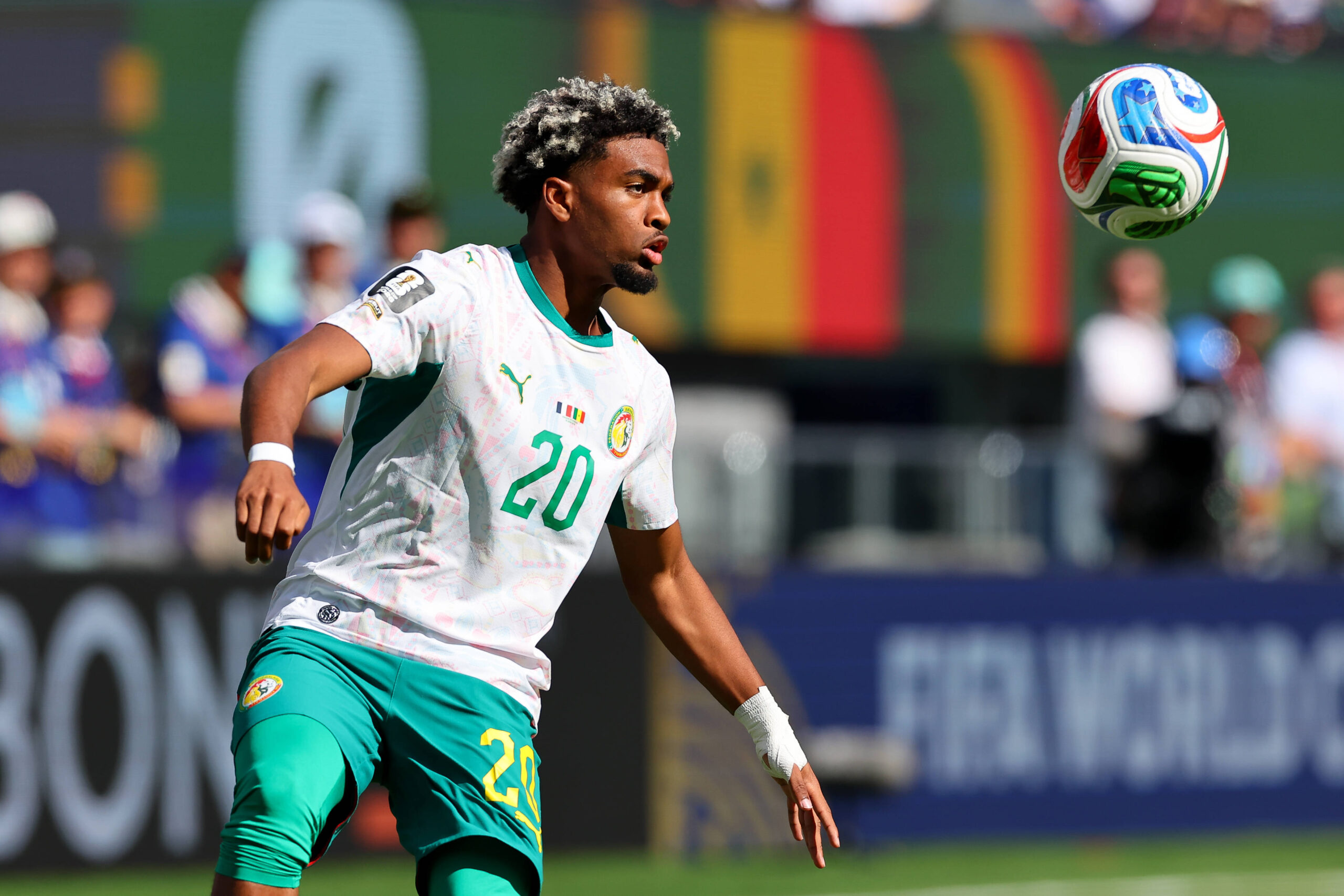 Manchester United target PSG forward as midfield option emerges