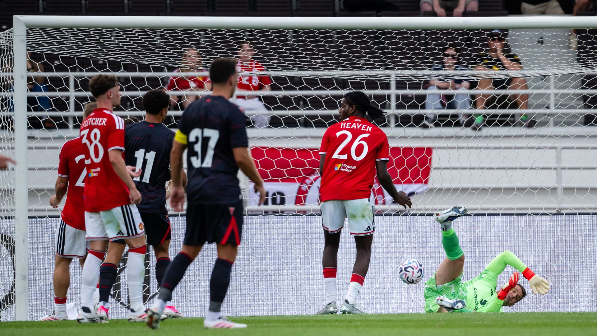Andrey Santos debütiert bei ManUnited-Niederlage gegen Wrexham