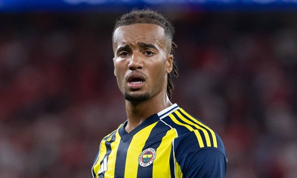 Man Utd ve Chelsea, Fenerbahçe'nin sol beki Archie Brown için yarışıyor