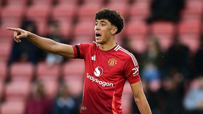 Everton Eye Ethan Wheatley as Man United Striker Approaches
