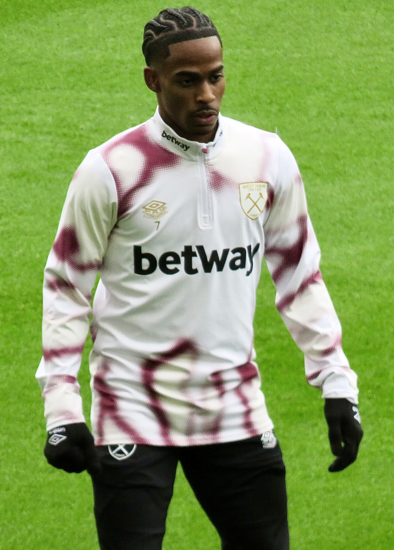 West Ham face battle for Sunderland star Summerville replacement