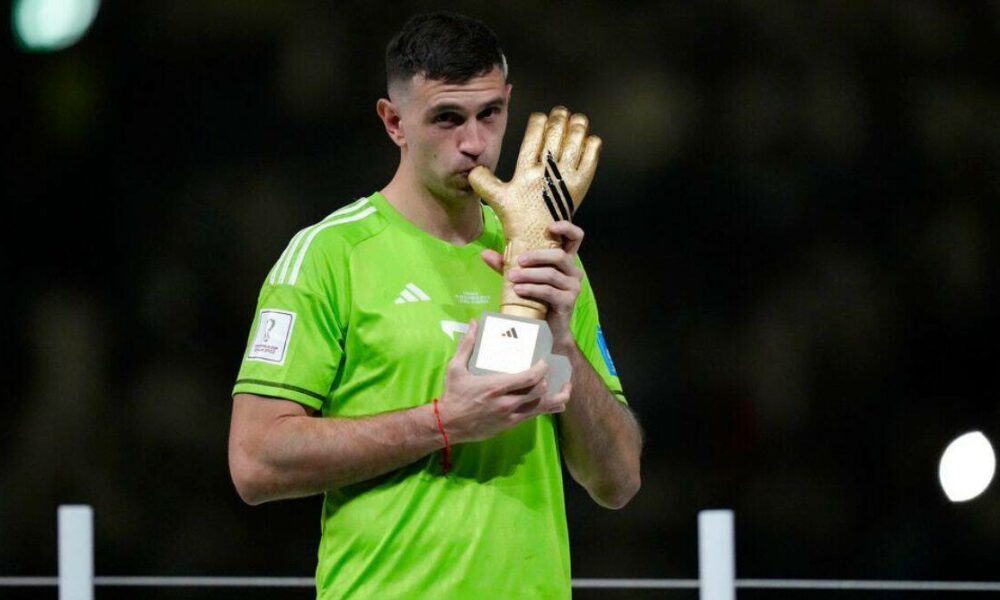 Tottenham Plot Surprise Emiliano Martínez Swoop as Villa Ready to Sell