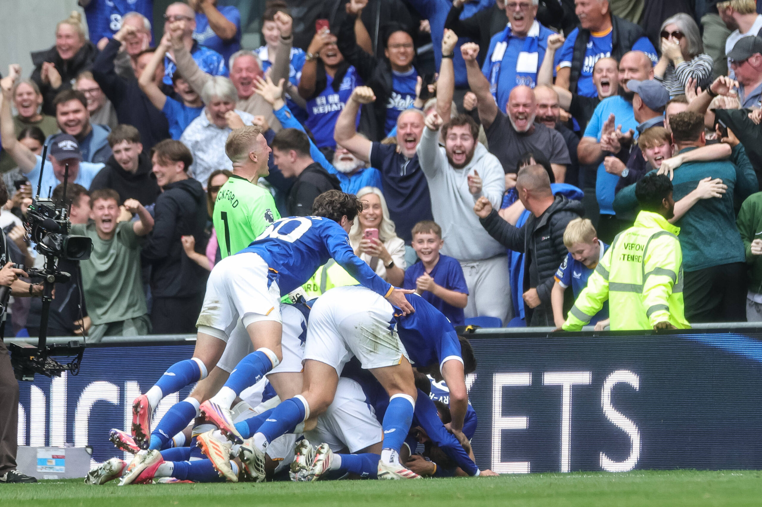 Everton erkämpft 2:2 gegen ManUnited: Traumdebüt von Maitland-Niles