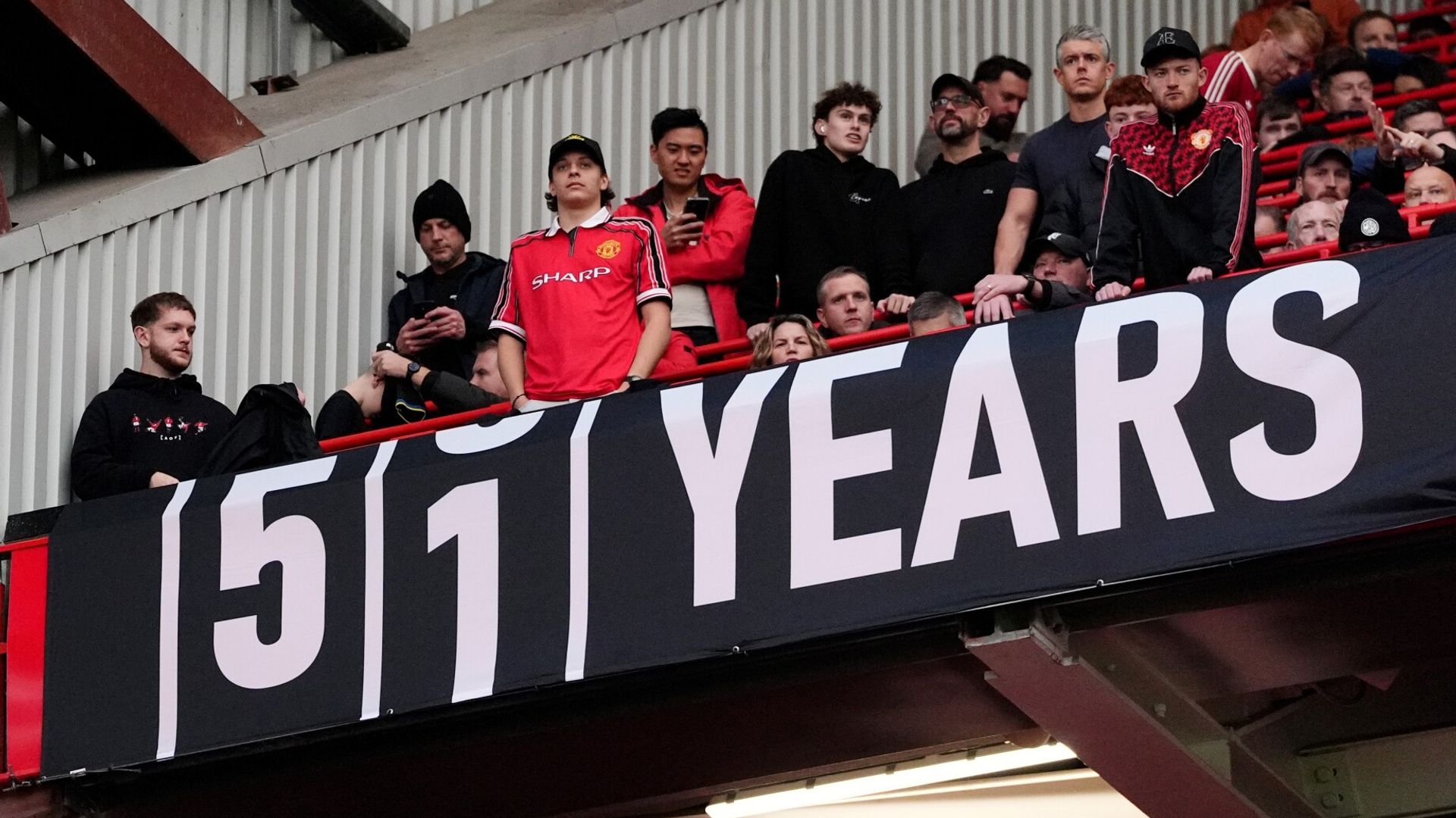 Man-United-Fans holen Banner gegen Man City nach 50 Jahren zurück