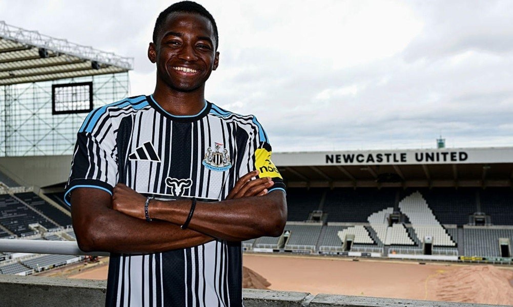 Arsenal & Man Utd Battle for £42m Newcastle Winger Bazoumana Touré