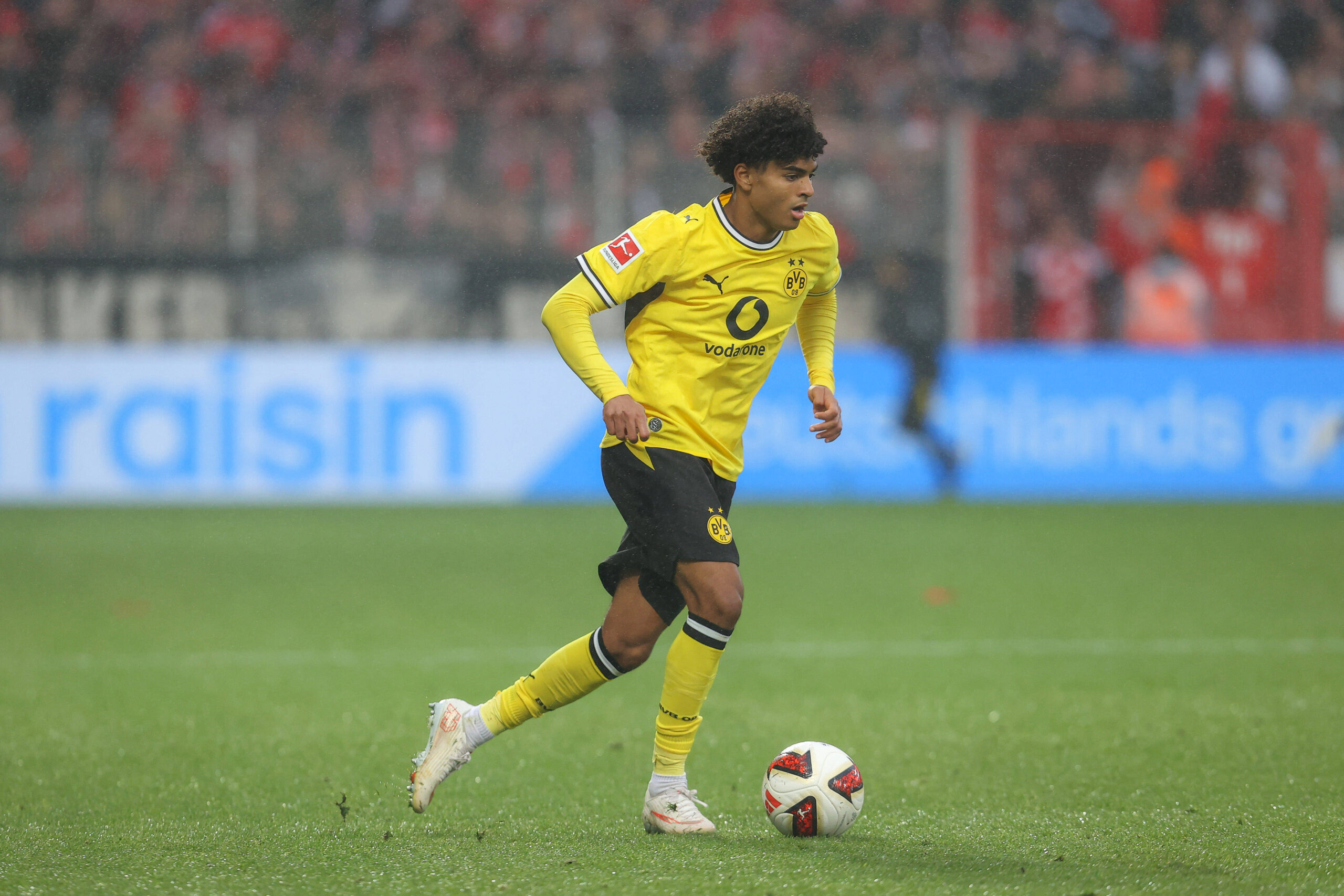 Manchester City Lead Chase for Dortmund Winger Mathis Albert